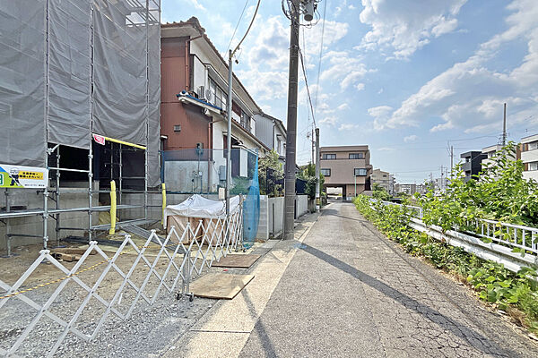 物件の北東側前面道路（西側から）［2026年8月2日撮影］