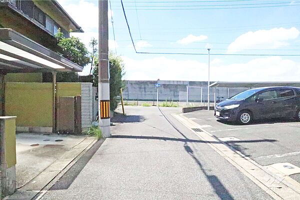 物件の北側前面道路（東側から）［2026年8月4日撮影］