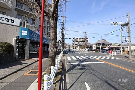 物件の北東側前面道路(南東側から)