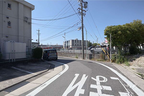 物件の西側前面道路（南側から）［2026年7月24日撮影］