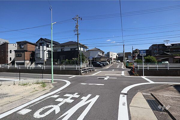 物件の南側前面道路（東側から）［2026年7月24日撮影］