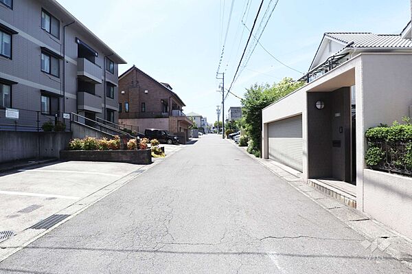 物件の南側前面道路（東側から）［2025年5月28日撮影］