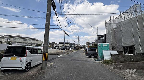 物件の西側前面道路（東側から）［2026年10月12日撮影］