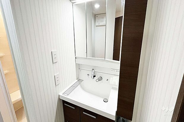洗面室3面鏡・シンク下など収納がたっぷりあります。生活感を隠せますね。［2023年7月2日撮影］