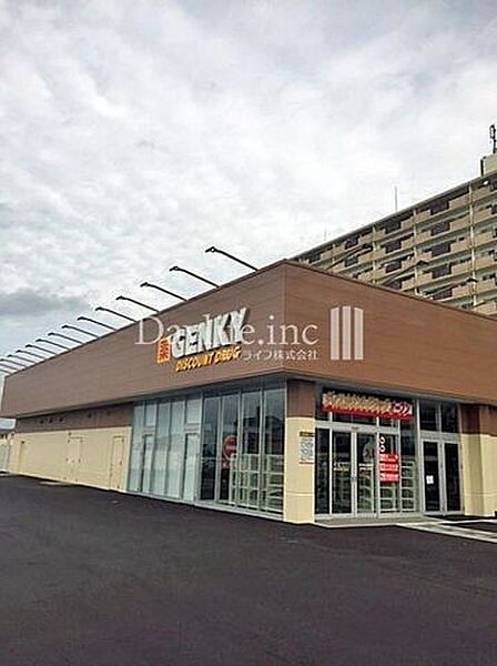 ゲンキー六軒町店 490m