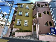 鶴見駅よりバス8分 徒歩1分 築21年8ヶ月 3階建の賃貸物件