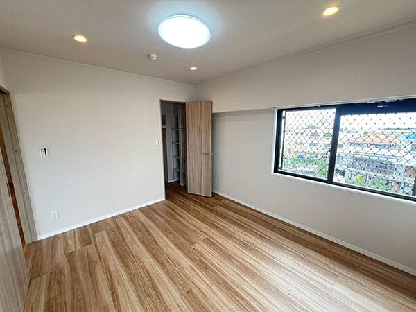 洋室7帖・こちらもバルコニーに面した、明るいお部屋です♪
