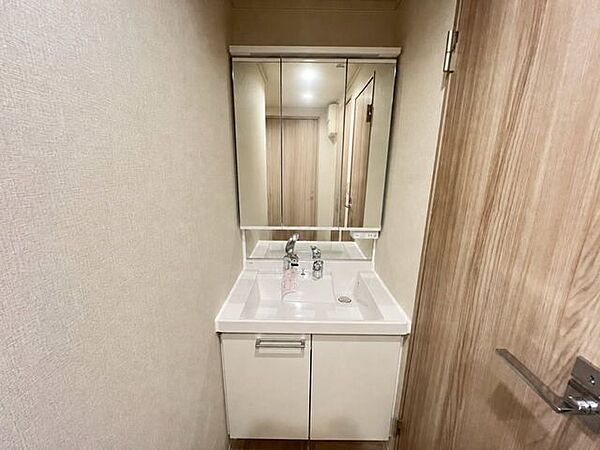 コンパクトで使いやすい、三面鏡付きの洗面台です♪