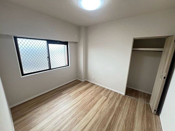 洋室5帖・シンプルで使いやすく、家具の配置もしやすいお部屋です♪