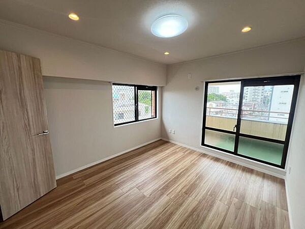 洋室6.2帖・こちらもバルコニーに面した、明るいお部屋です♪