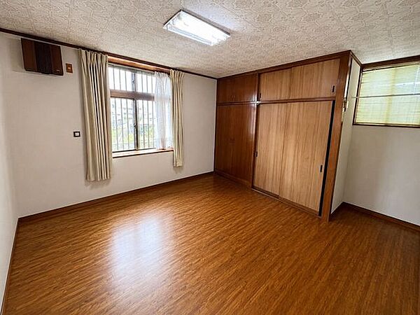 洋室8帖。収納も充実していて使いやすいお部屋です。(AI荷物除去済)