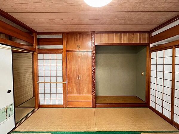 6畳和室、床の間付きで趣ある空間！(AI荷物除去済)