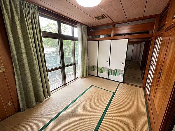 和室6畳、仕切りを外せば広々空間に！(AI荷物除去済)