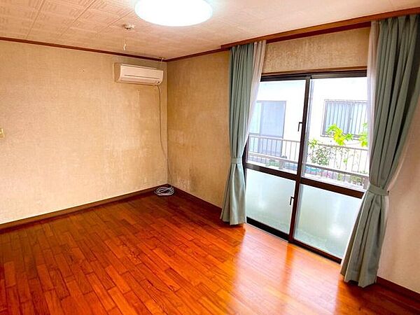 洋室8帖間取り左側!!