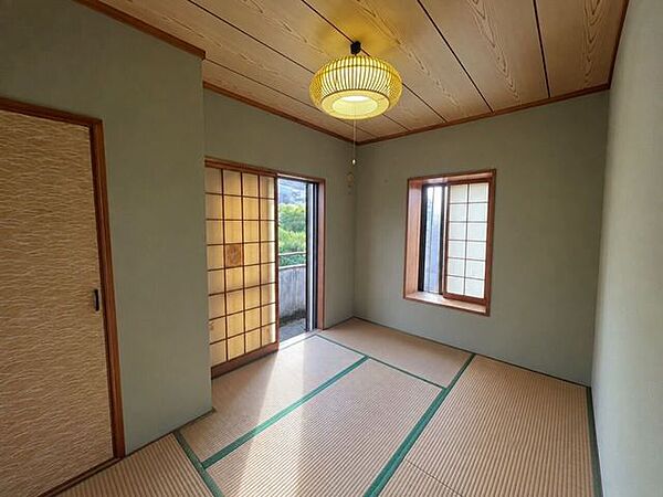 和5畳・二面に窓がある、風通しの良い和室です♪(AI画像処理済み)