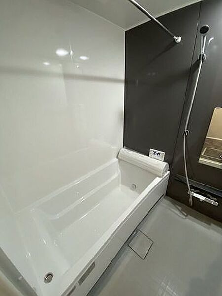1坪以上の広々としたユニットバス。足を伸ばしてゆったり浸かれるバスタブが、一日の疲れを優しく癒します。清潔感あるデザインに包まれながら、心身ともにリラックスする贅沢なバスタイムを毎日堪能できます♪