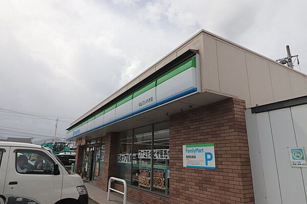 ファミリーマート鷹子駅北店　24時間営業で、早朝や深夜の急な買い物に非常に重宝します。公共料金の支払いや銀行ATMの利用など、ちょっとした用事をいつでも済ませられます。 1870m