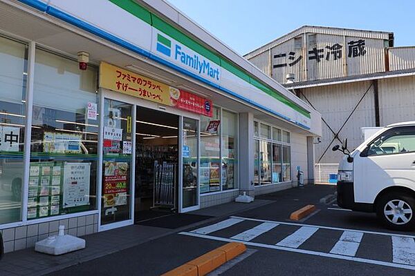 ファミリーマート伊予下吾川店 750m