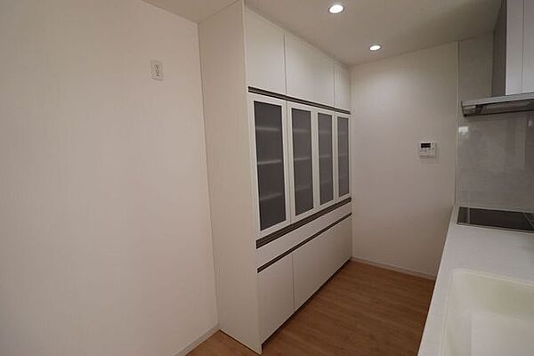 食器棚や多目的に使えるオシャレな棚付きのキッチン♪広くとられたキッチンスペースで縦横無尽に料理を楽しんでいただけます♪