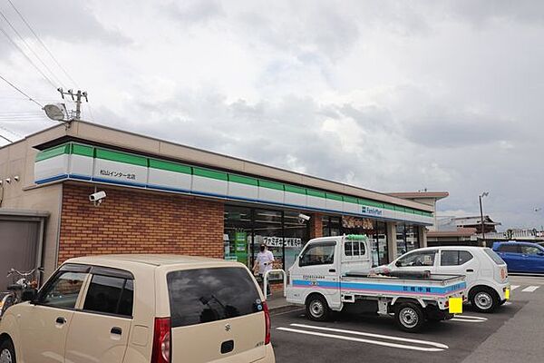 ファミリーマート松山インター北店 560m