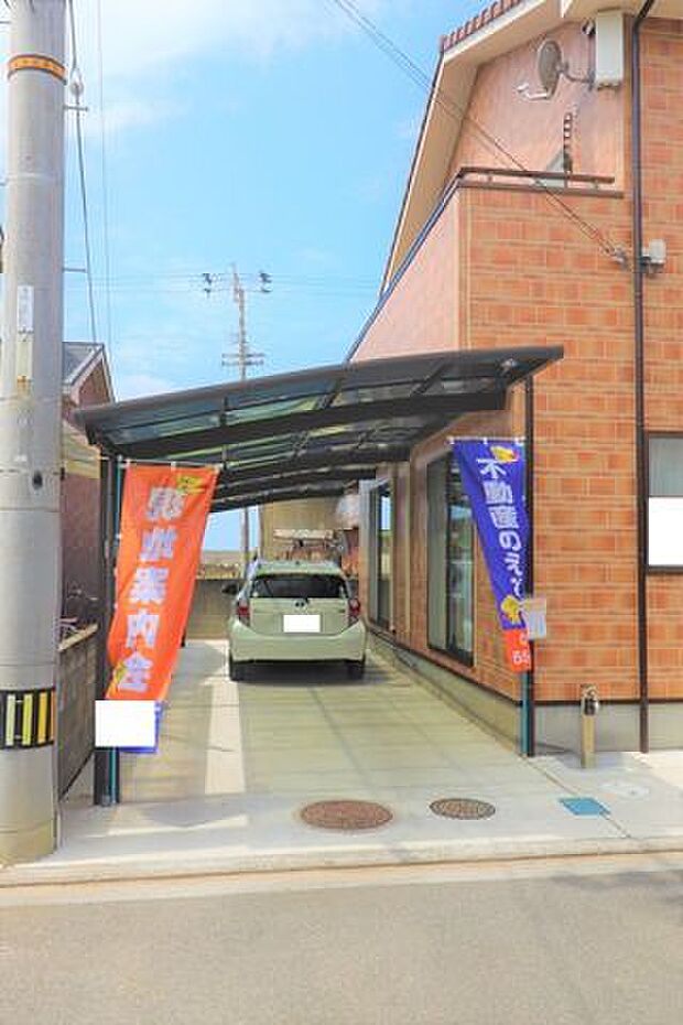 カーポート付きで雨の日でも濡れずに乗り降りでき、大切なお車の劣化や汚れを防ぐことができます♪