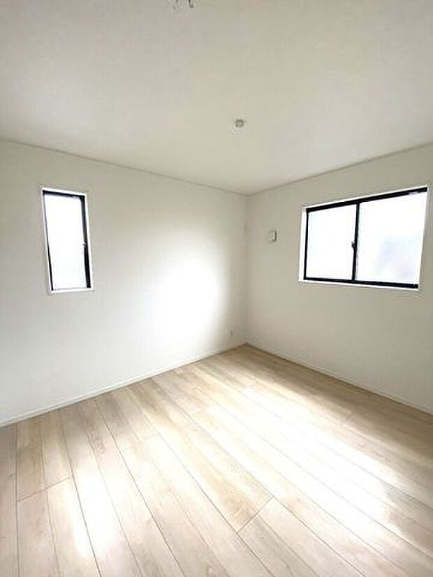 洋室にはクローゼットを完備し、自由度の高い家具の配置が叶うシンプルな空間です♪