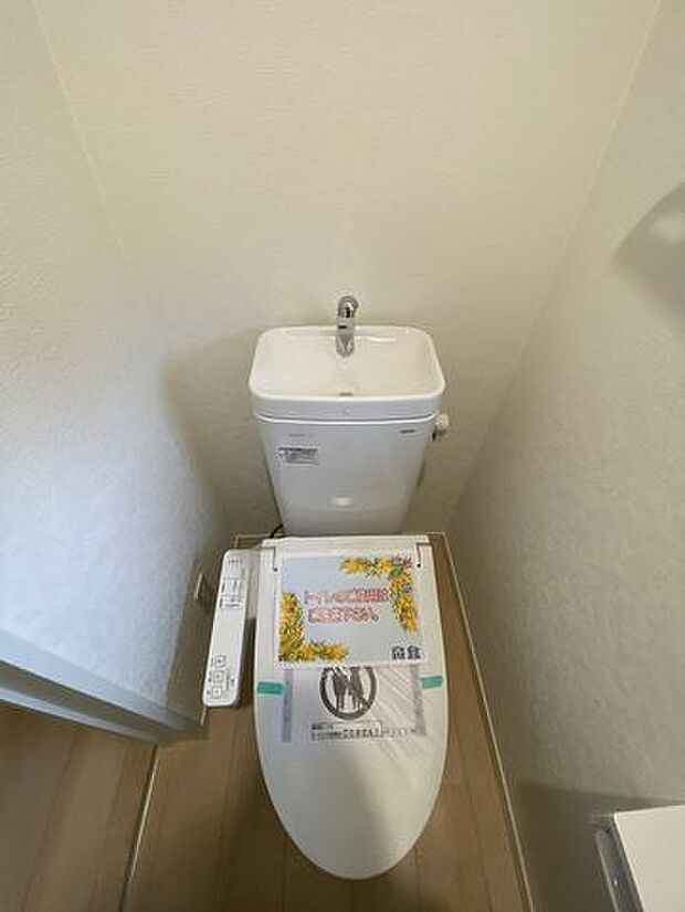 お手入れしやすい設計のトイレ。強力な洗浄力で少ない水でもしっかり流れます♪