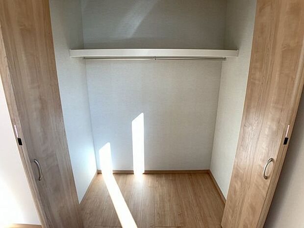 洋室にはクローゼットを完備し、自由度の高い家具の配置が叶うシンプルな空間です♪