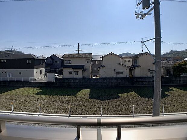 遠くまで青い空が延びてゆくその眺め。陽当たりの良さ、風通しの良さを、現地で実際に感じてみて下さい♪