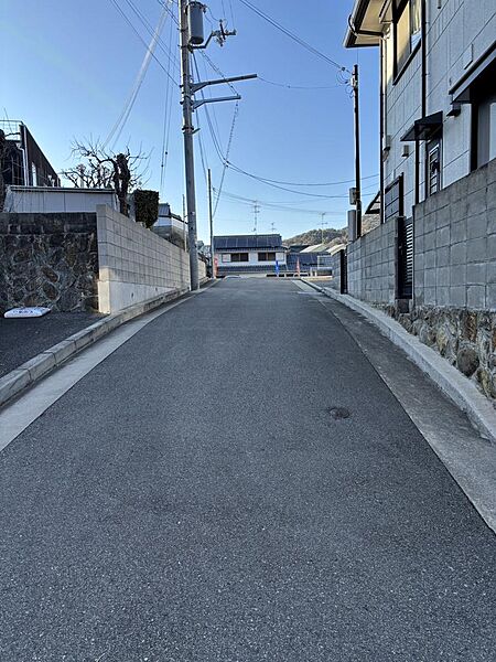 西向きの道路