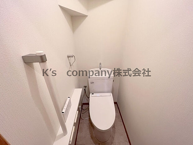 シンプルなデザインのトイレです☆ご自身の好きなものを飾ったりアレンジ自由自在です♪