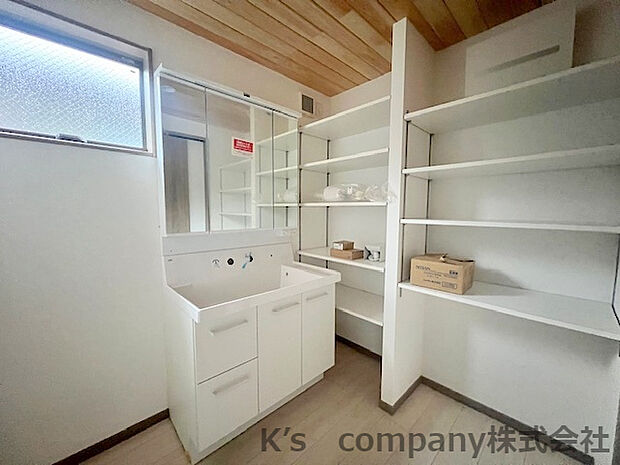 白いクロスと統一感のある洗面台の隣には棚付きの収納スペースがあります☆