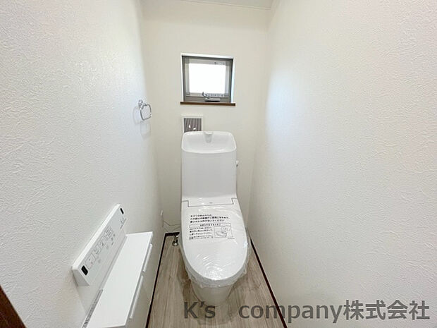 シンプルなデザインのトイレです☆ご自身の好きなものを飾ったりアレンジ自由自在です♪