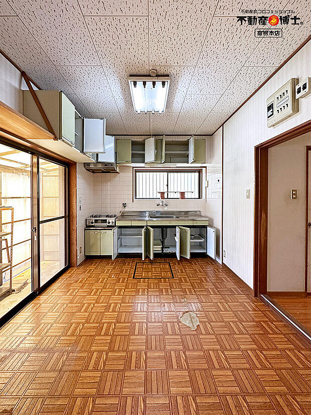 キッチンは収納力に優れており、小窓もあるので明るい環境で料理を作ることができます。