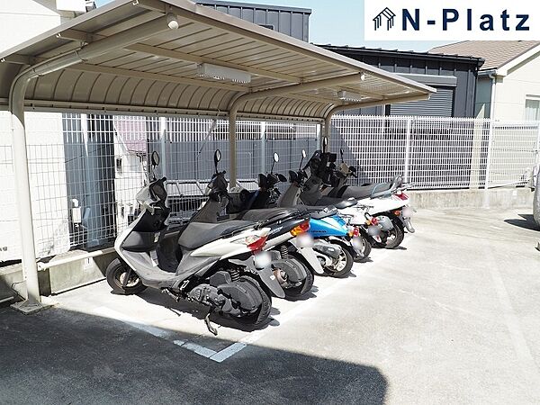 バイク置場は屋根付です♪