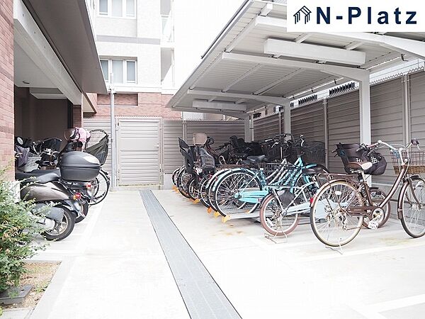駐輪場は屋根付です♪