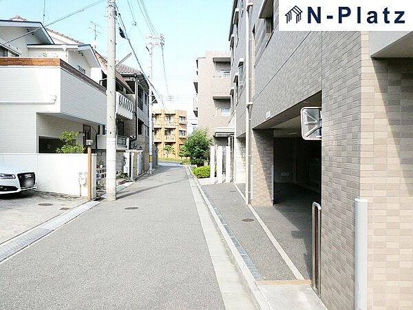 桜木町公園側より撮影した写真です。この道沿いにエントランス・駐車場がございます。