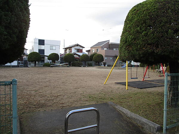 向かい側に公園