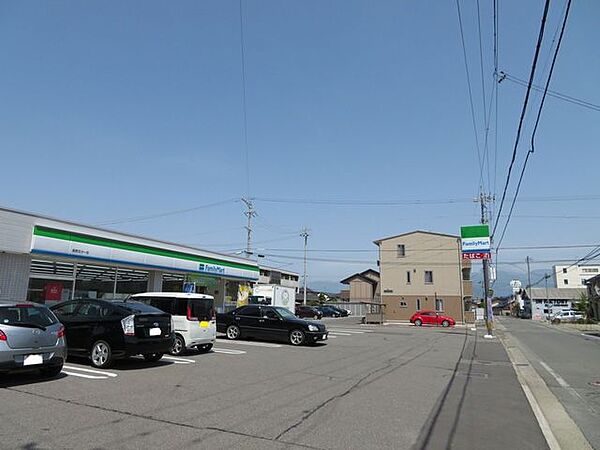 ファミリーマート長野五分一店 220m