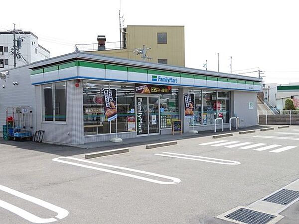 ファミリーマート長野上高田店 620m