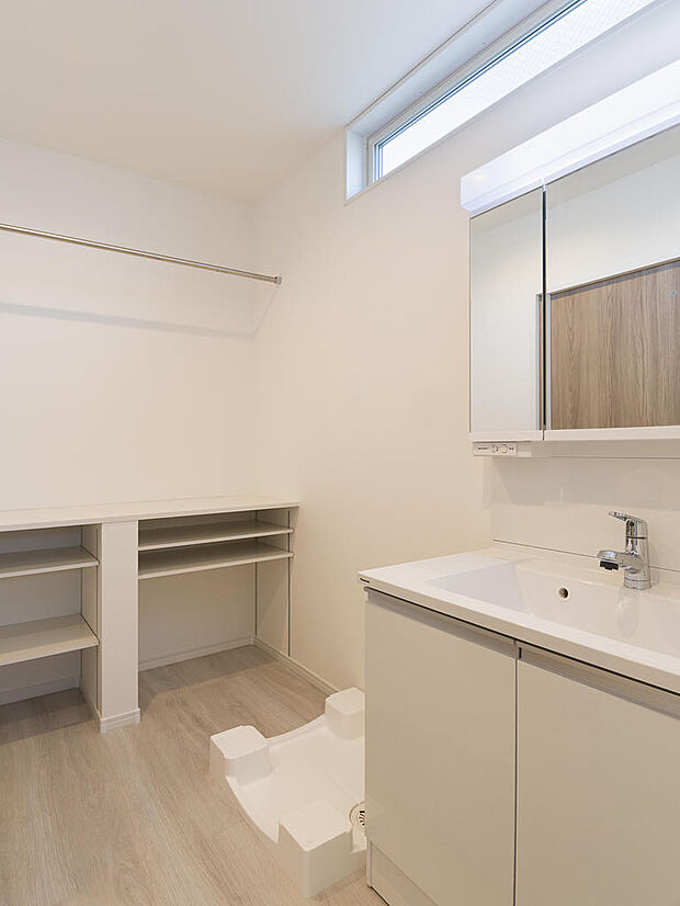 洗面室は清潔で機能的な空間。洗面台のデザインと収納が毎日の身支度を快適にサポートします。