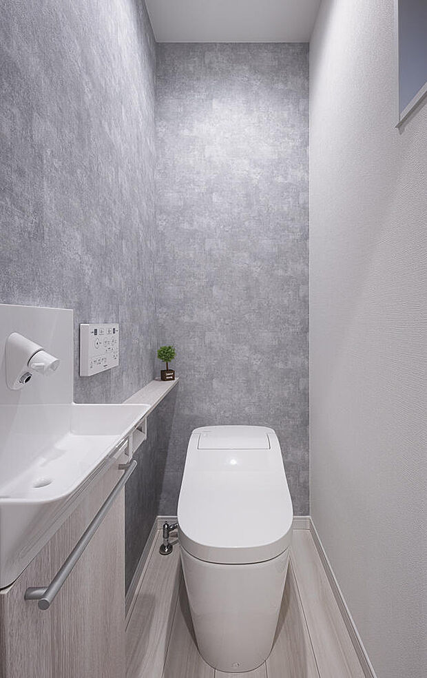 トイレの空間は洗練されたデザインで、手洗いカウンターが特徴です。清潔感ある雰囲気で、使いやすく快適な空間となっています。