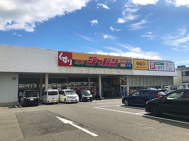 ジャパン豊岡店 680m