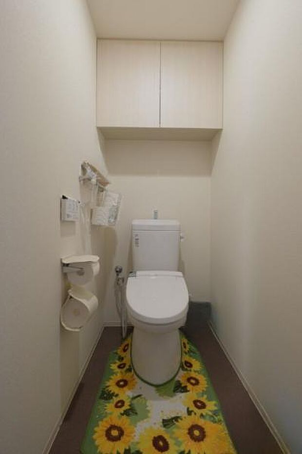 シンプルで清潔感のあるトイレです。収納が付いているため、便利にお使いいただけます。