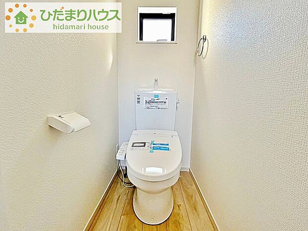 小窓が付いているので、トイレも明るい空間になっております♪