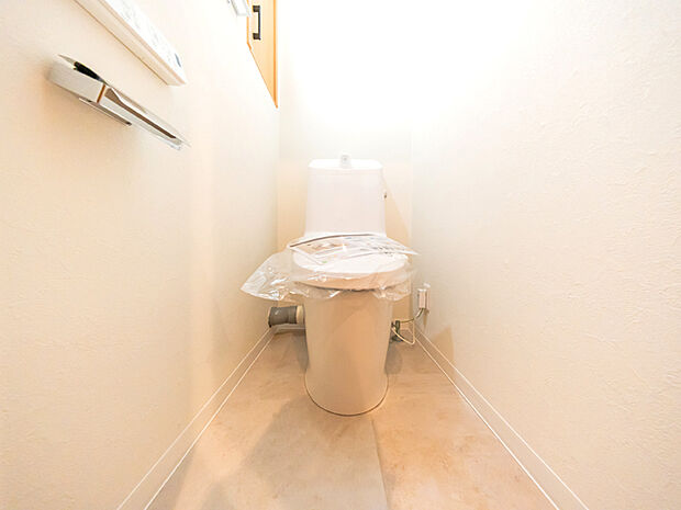 白を基調とした清潔感あるトイレ。温水洗浄便座付です。