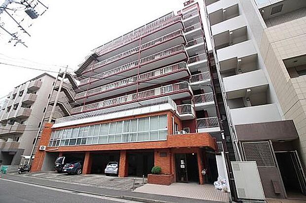 ブラウンのタイル貼りの外壁がお洒落な9階建てのマンション。最寄駅、京急線「横須賀中央」駅までは道のり平坦で徒歩10分の好立地です。