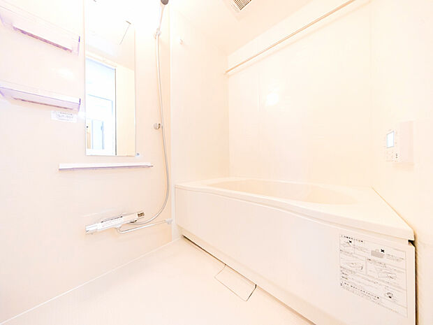 全面ホワイトカラーの浴室。きれいな浴室で過ごすバスタイムは毎日の癒しの時間になりそうです。