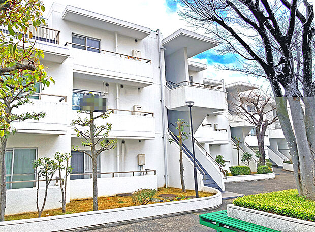 3階建て最上階、人気の低層マンションです。横浜市営地下鉄「三ッ沢下町」駅から徒歩11分。横浜駅まで1駅の好アクセスな立地です。