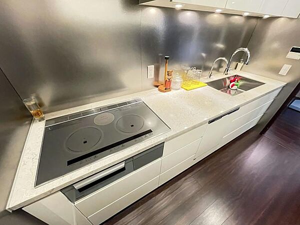 【 食洗機完備 】IHで、ディスポーザーや浄水器も備わりキッチン設備が充実しています